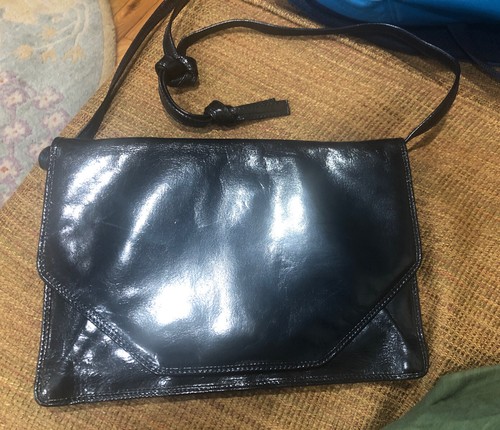 【美品】Bottega Venetaブラックレザー メッセンジャーバッグ ショルダーバッグ メッセンジャーバッグ 刺繍 レザー ブラック