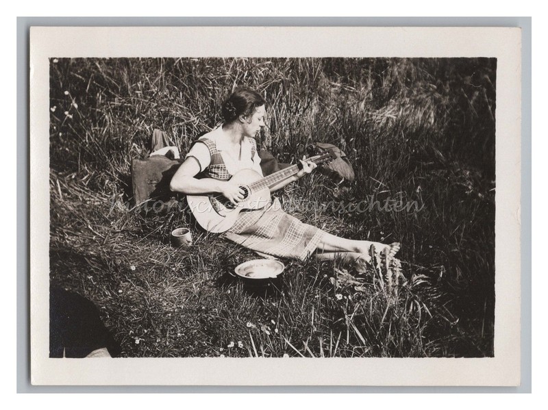 Junge Frau Musiziert BarfuÃ Im Feld Mit Gitarre - Altes Foto 1930er