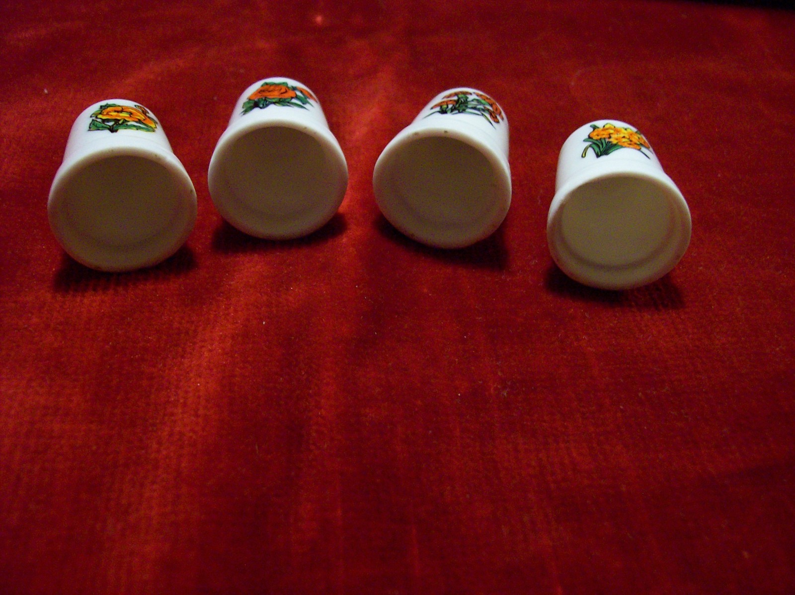 VINTAGE FLOWER LOT OF 4 WHITE GOLD TRIM CERAMIC THIMBLES NO RESERVE! SHIPS FREE