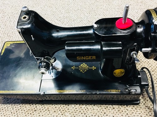 Vintage  Black Singer Featherweight 221 Sewing Machine Catalog 3-110 With Case!!