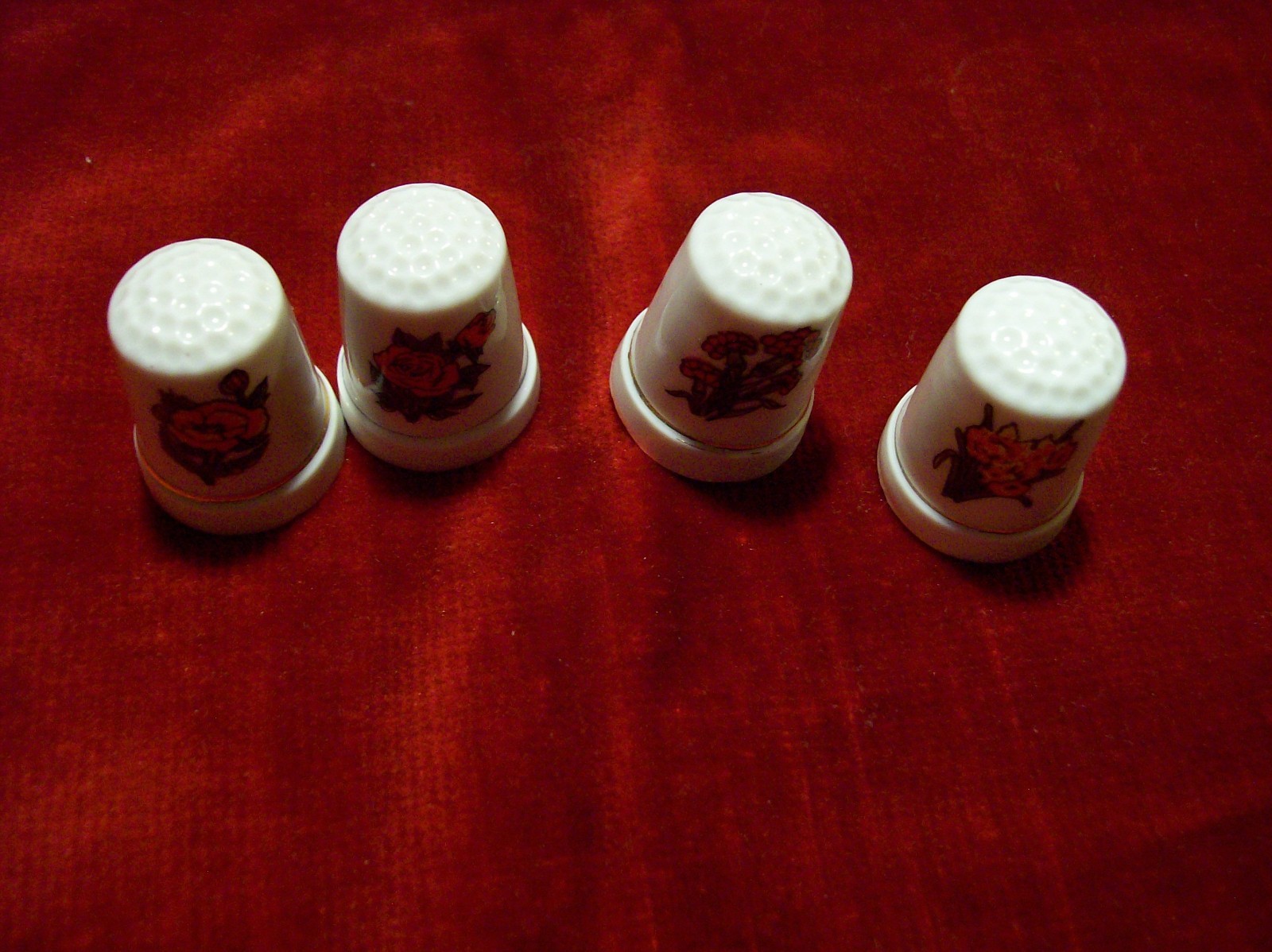 VINTAGE FLOWER LOT OF 4 WHITE GOLD TRIM CERAMIC THIMBLES NO RESERVE! SHIPS FREE