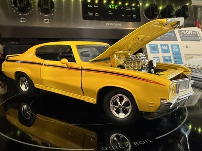 ACME 社　1/18 1972 プリマス・クーダ 340 1972 Plymouth Cuda 340 Black with White Stripes Top and