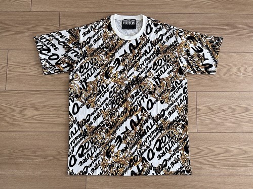 Tシャツ・カットソー VERSACE JEANS COTTON T-SHIRT WITH BAROQUE OUTLINE LOGO Versace Jeans Couture Baroque Logo Cotton T-Shirt | Saks