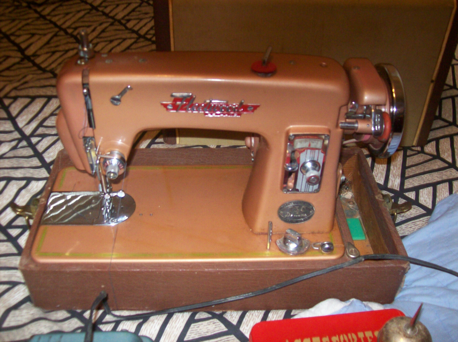VINTAGE FLEETWOOD  DELUXE 750 SEWING MACHINE /CASE AND MORE ESTATE FIND