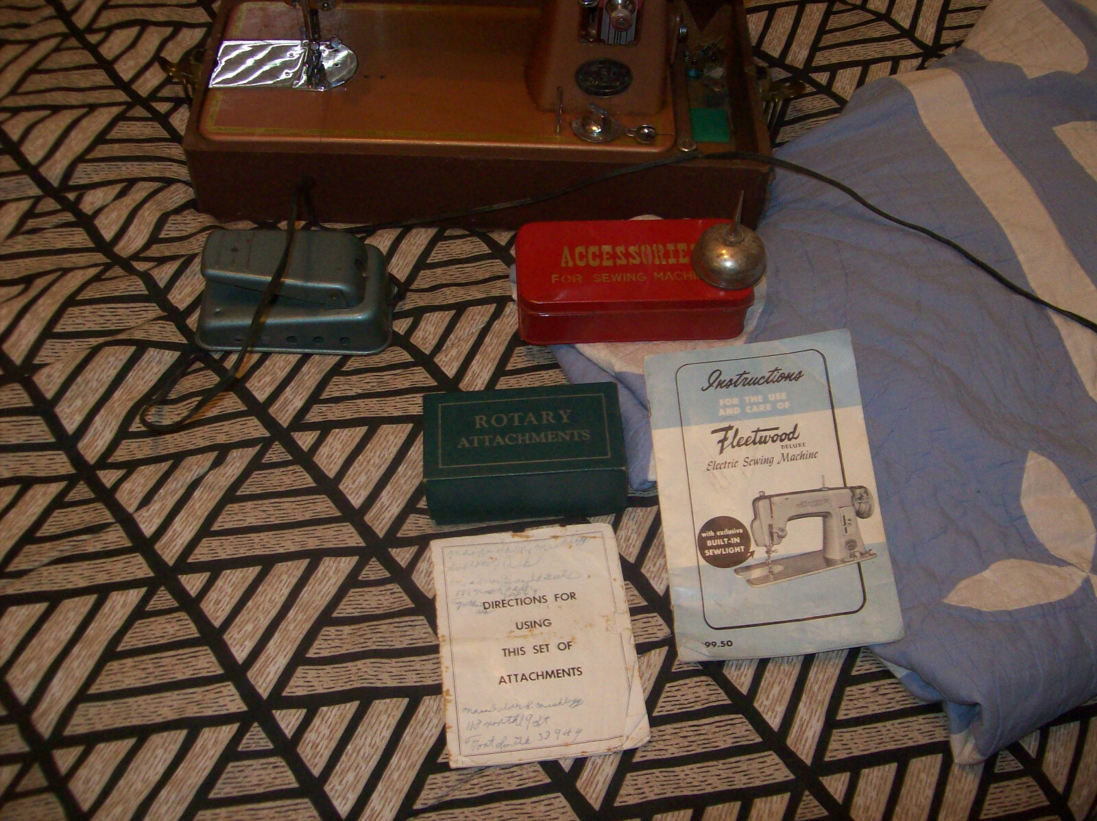 VINTAGE FLEETWOOD  DELUXE 750 SEWING MACHINE /CASE AND MORE ESTATE FIND
