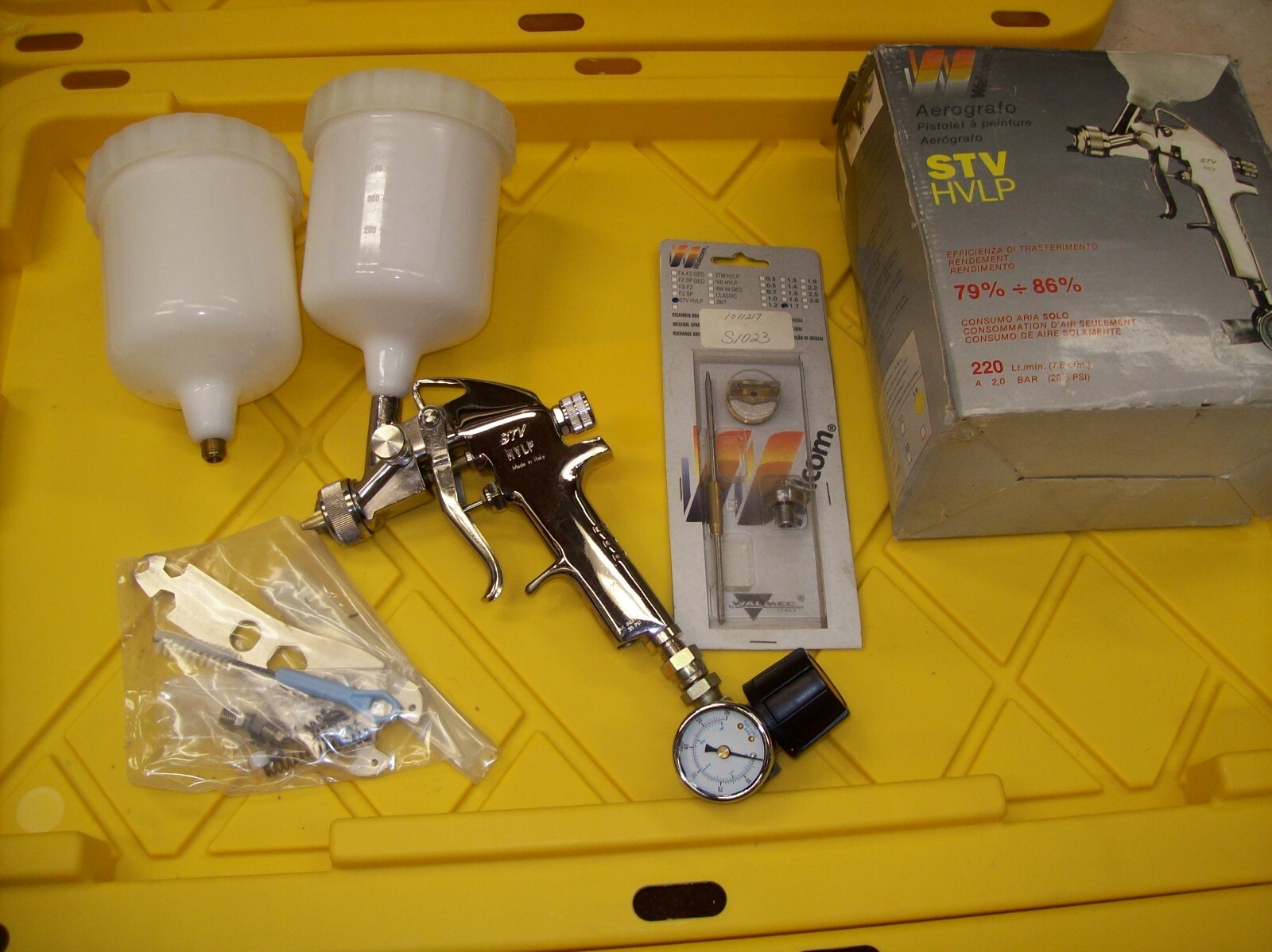New Old Stock Profesnal Spray Gun 2.2 Mm Stv W/1.7 Set Included