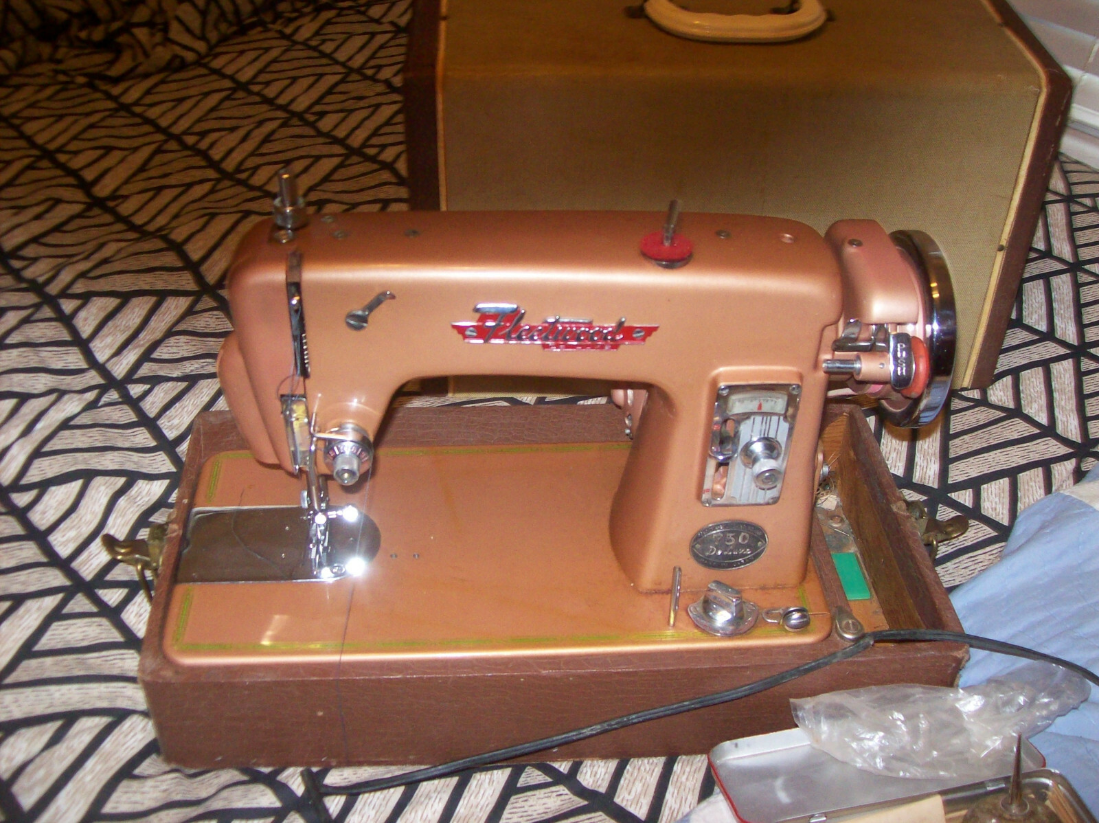 VINTAGE FLEETWOOD  DELUXE 750 SEWING MACHINE /CASE AND MORE ESTATE FIND