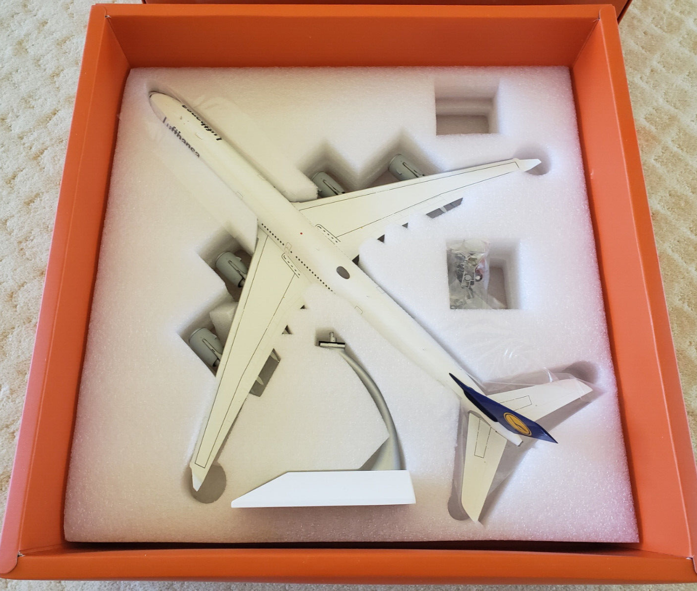 1:200 Airbus A340-600 Lufthansa old colors D-AIHK JC Wings 1:200 Airbus A340-600 Lufthansa old colors D-AIHK JC Wings
