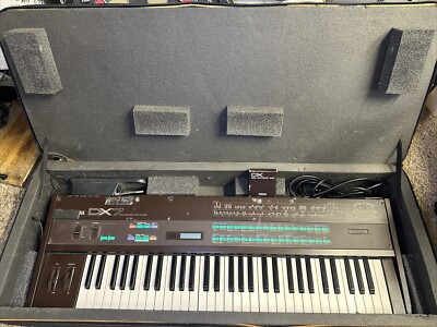Yamaha DX7 61-keys 16-tone Polyphonic All Digital Synthesizer W/Cartridge & Case