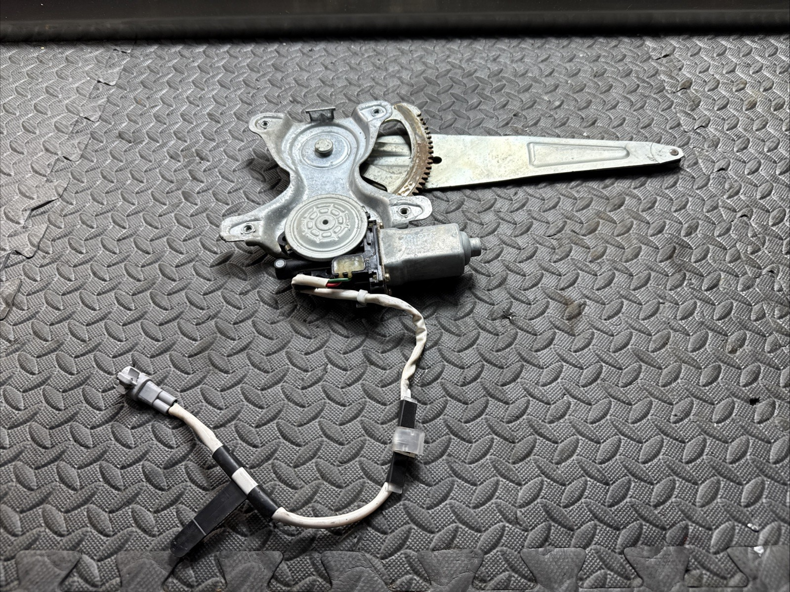 【Jyuuiti Ninomae 】 ERECTA LS1820 1998-2007 OEM Toyota Land Cruiser LX470 Rear Right Electric