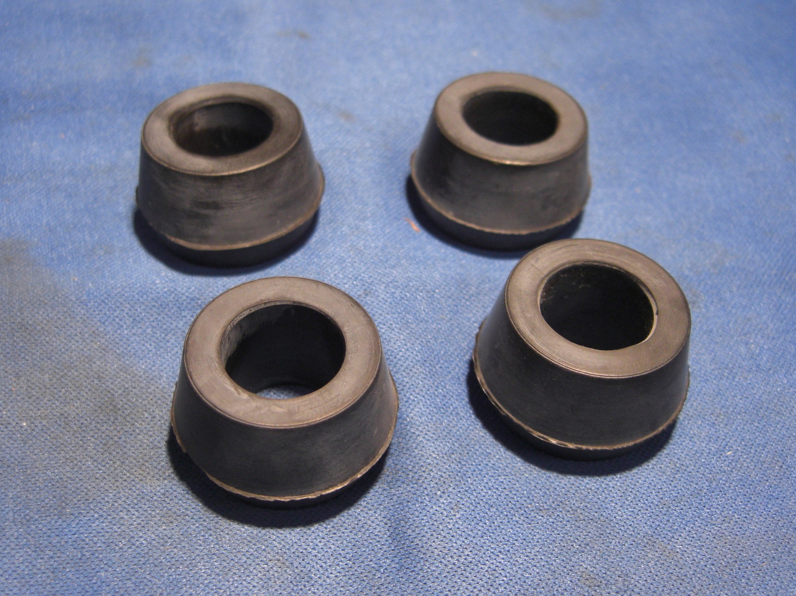 セオレオパールトラック JAGUAR FRONT SHOCK ABSORBER LOWER BUSHES FIT E-TYPE SERIES 1