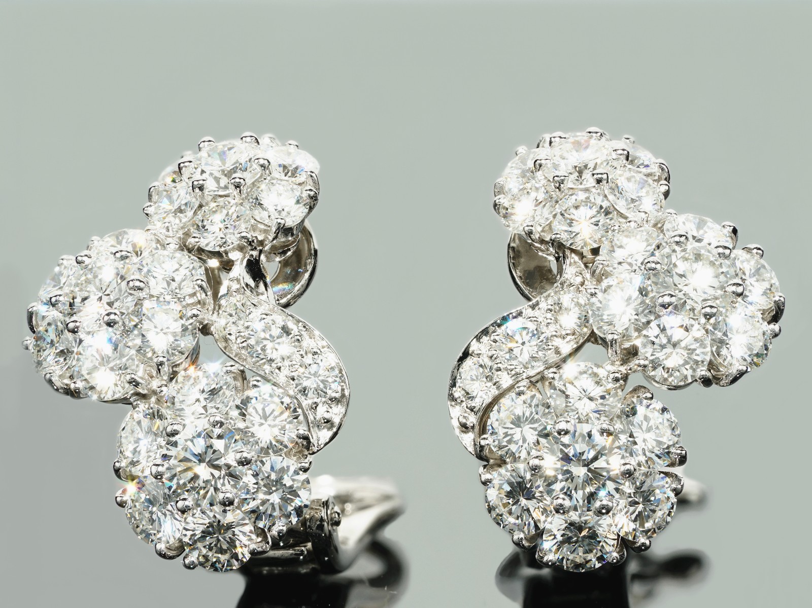VAN CLEEF & ARPELS Snowflake 3 Flower Platinum Diamond Clip-On Earrings