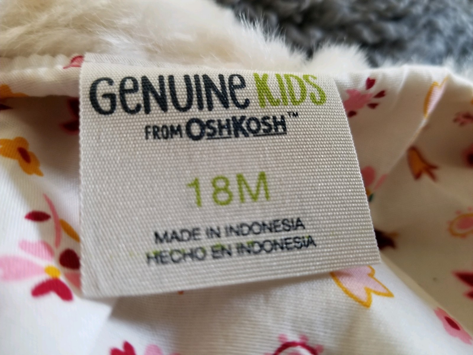 Oshkosh Genuine Kids 18 mo girls white furry coat great condition
