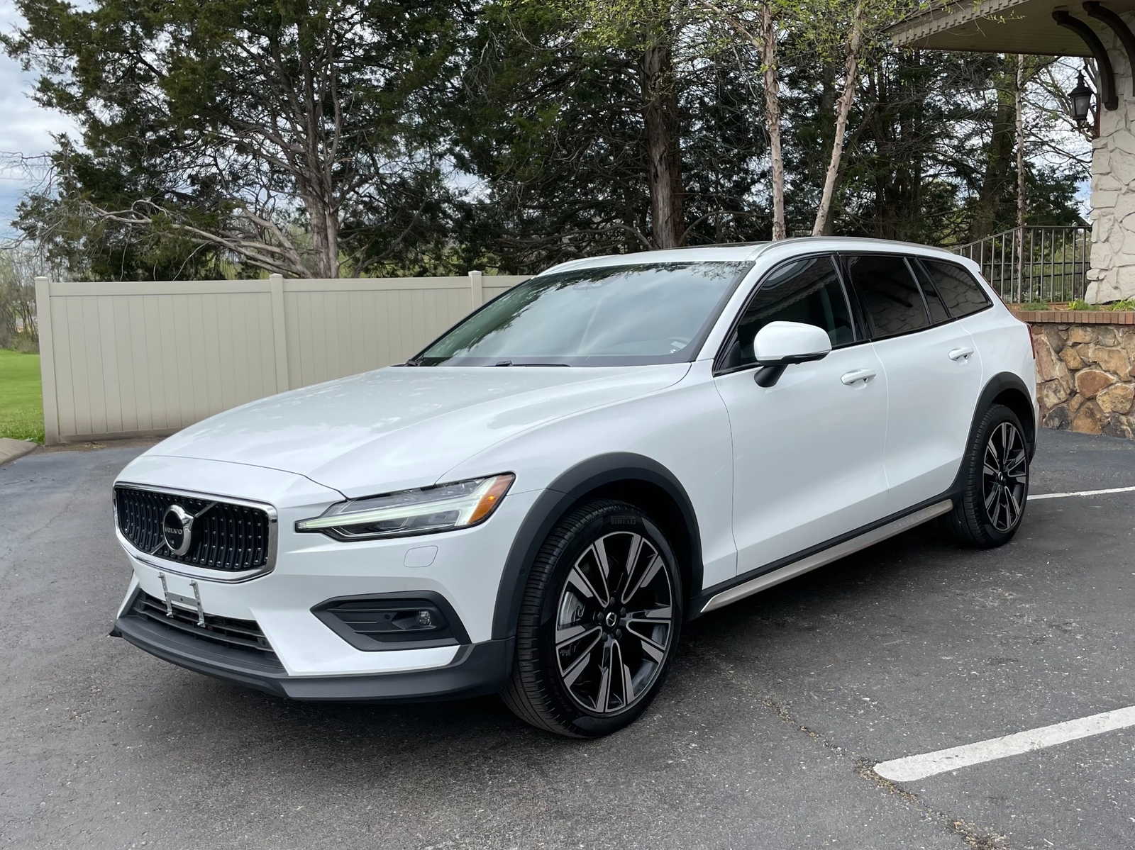 Owner 2023 Volvo V60 Cross Country B5 AWD ULTIMATE W/CLIMATE PACKAGE 19240 Miles White