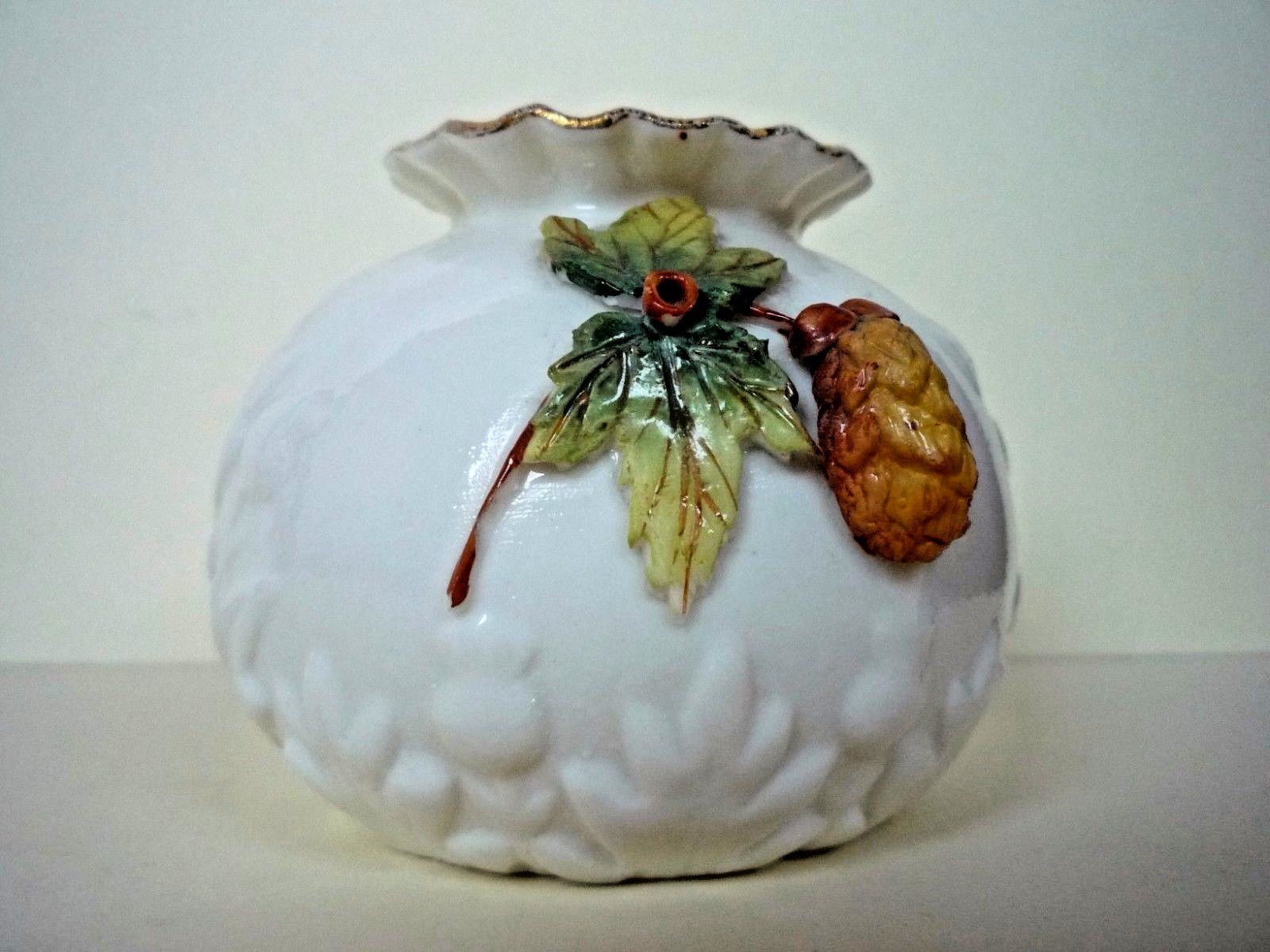 Small Maple Leaf Decorated Porcelain Pot