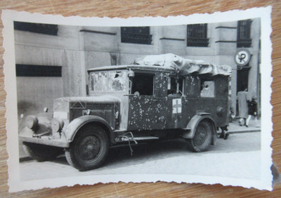 Altes Foto Sanka Sanitäts- Kraftwagen mit vielen Einschusslöchern