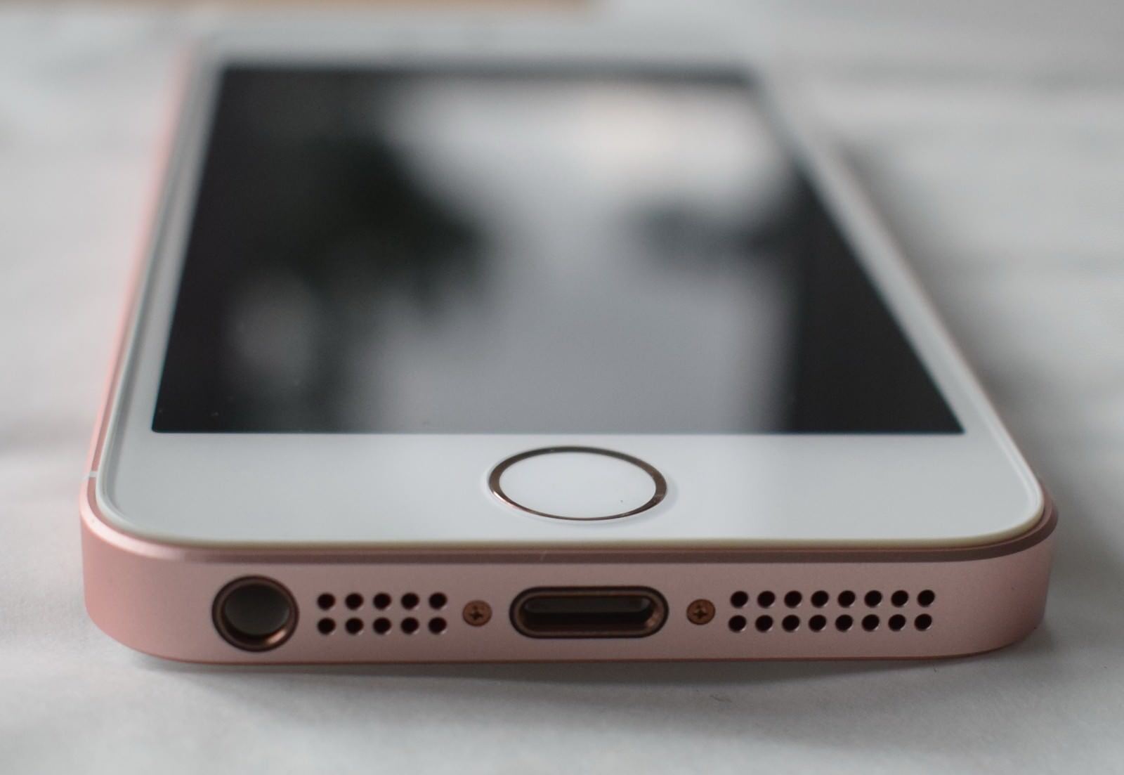 Apple iPhone SE 32GB Smartphone Unlocked Rose Gold & Space Apple iPhone SE 32GB Smartphone Unlocked Rose Gold & Space