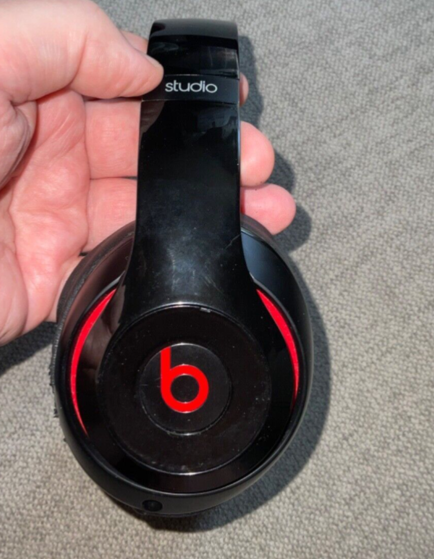 Beats by Dr. Dre Studio 2.0 Over Ear Wired Headphones Beats by Dr. Dre Studio 2.0 Over Ear Wired Headphones