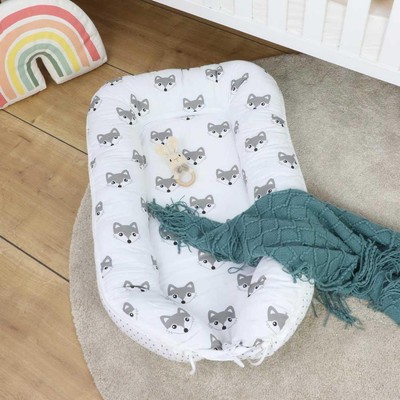 Puckdaddy Babynest Liv 105x60cm mit Fuchs Pünktchen Muster in Weiß Grau