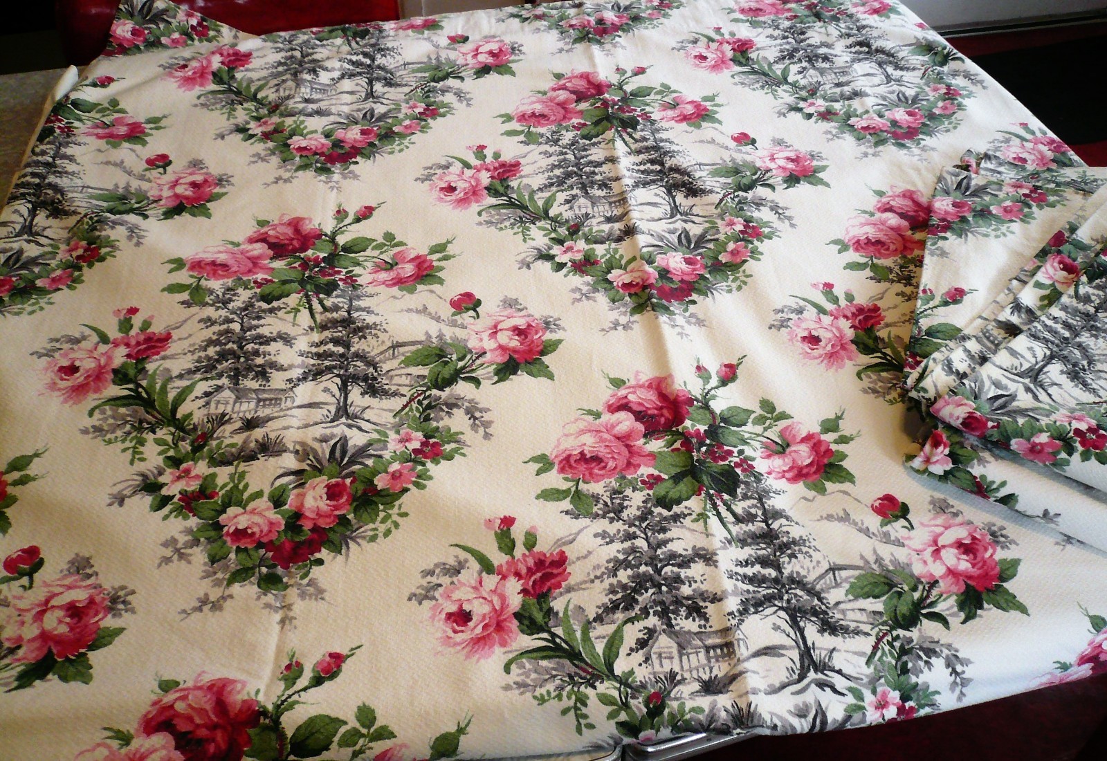 2 FAB LRG PANELS CABBAGE ROSES COTTAGE NUBBY BARKCLOTH PINKS CRANBERRY FLORAL PR