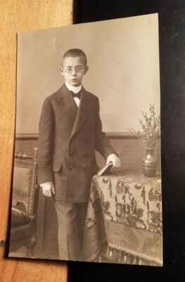 Junge mit Brille - kurze Haare - Buch in der Hand - Konfirmation ? / Foto