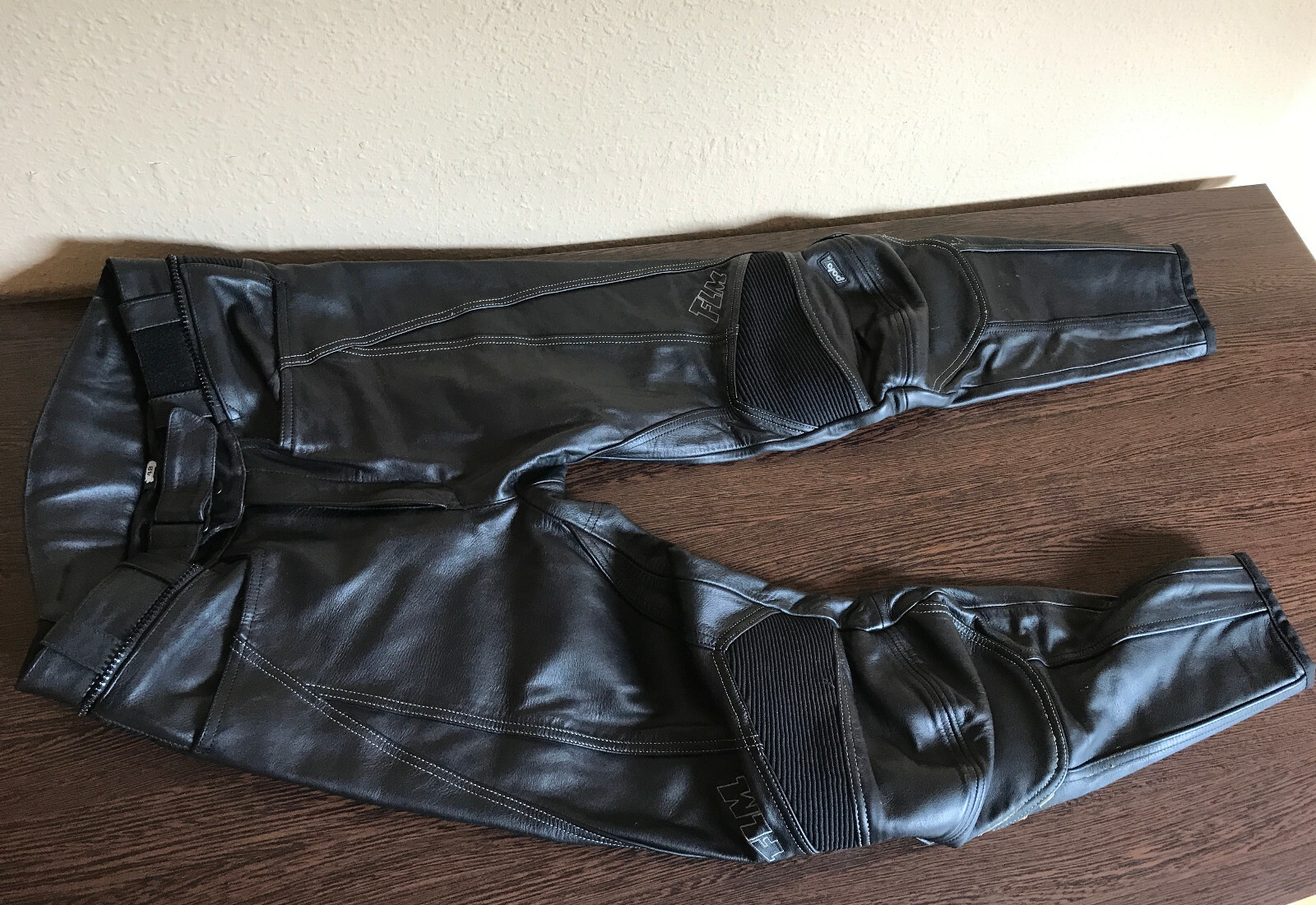 FLM Motorradhosen kaufen | Textilhose & Lederhosen von FLM FLM Motorradhosen kaufen | Textilhose & Lederhosen von FLM