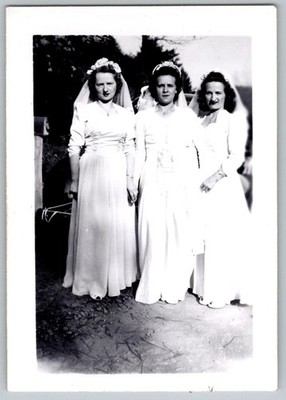 Vtg B&W Snapshot Three Brides In White Gowns And Veils Outdoors Group 1940s