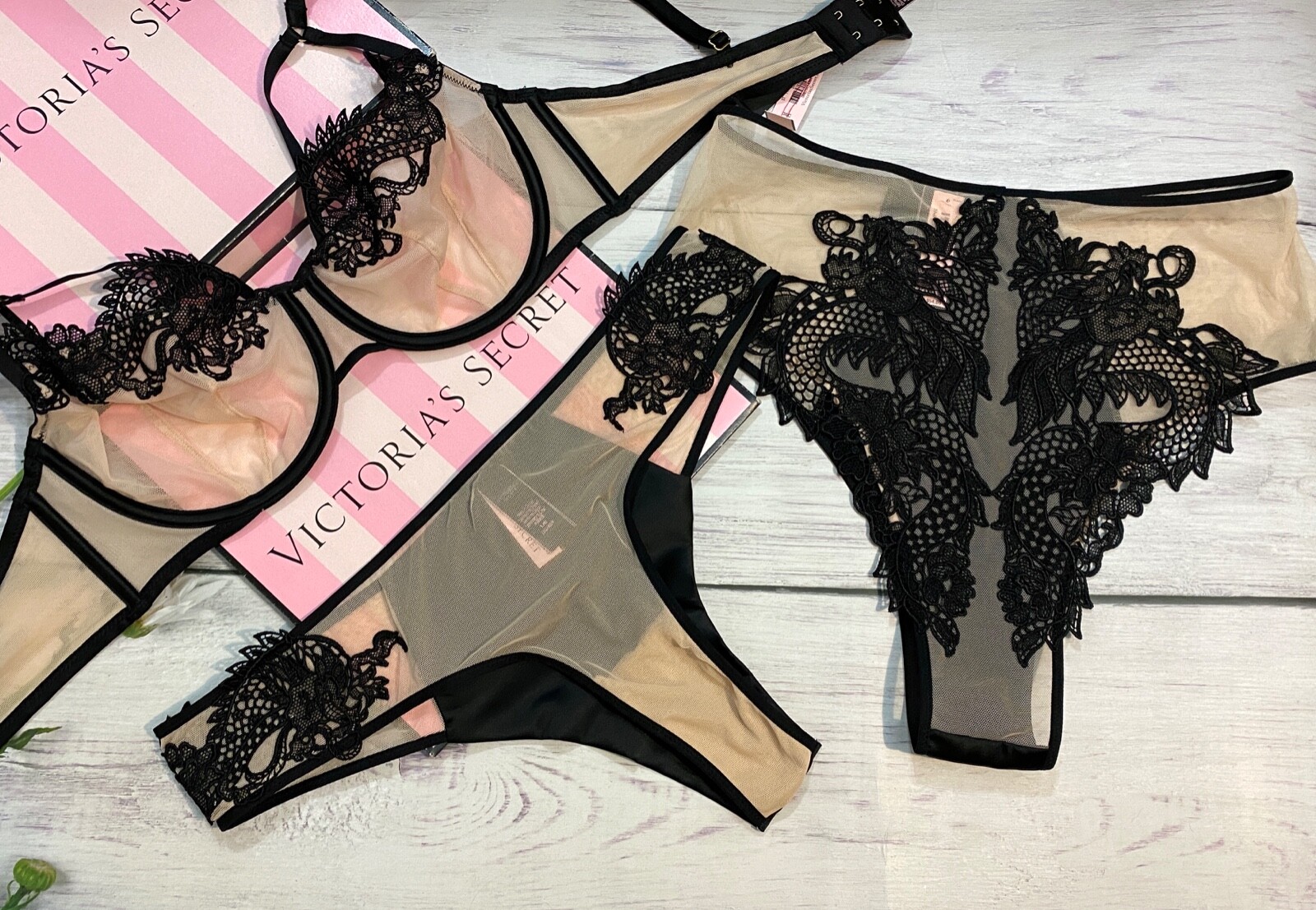 

Victorias Secret Luxe Lingerie Без подкладки Кружевной бюстгальтер-балконет с драконом, комплект из 3 предметов, Black/nude