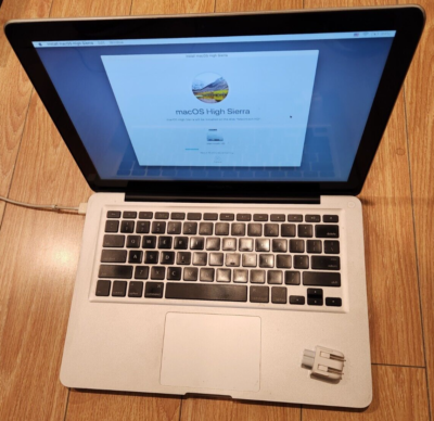 Apple MacBook Pro 13.3 inch Mid 2010 2.4 GHz Intel core 2duo 320GB HDD 4GB RAM