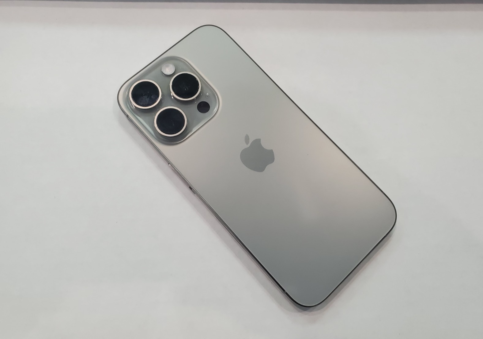 Apple iPhone 15Pro シルバー 本体 Apple iPhone 15 Pro 128GB - Natural Unlocked. Powers On - Good LCD