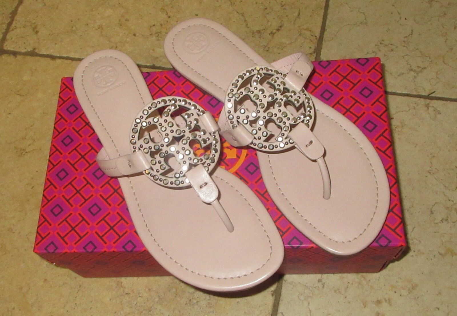 【Tory Burch】MILLER パテント サンダル／シーシェルピンク Tory Burch Miller Embellished Sandal Seashell Pink Leather