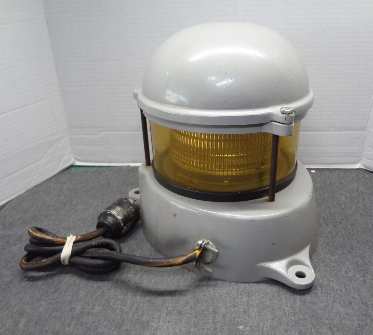 Hubbell 15360-ZBYD Gyralite Flashing Train Safety Light Hubbell 15360-ZBYD Gyralite Flashing Train Safety Light