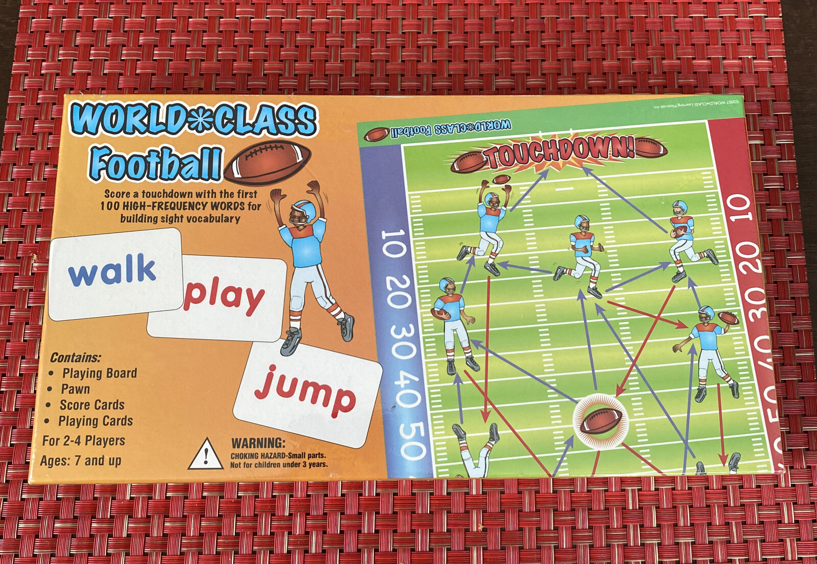 детский футбол. детский класс на футбольном стадионе. дед занимается спортом. юные футболисты. футбол дети.