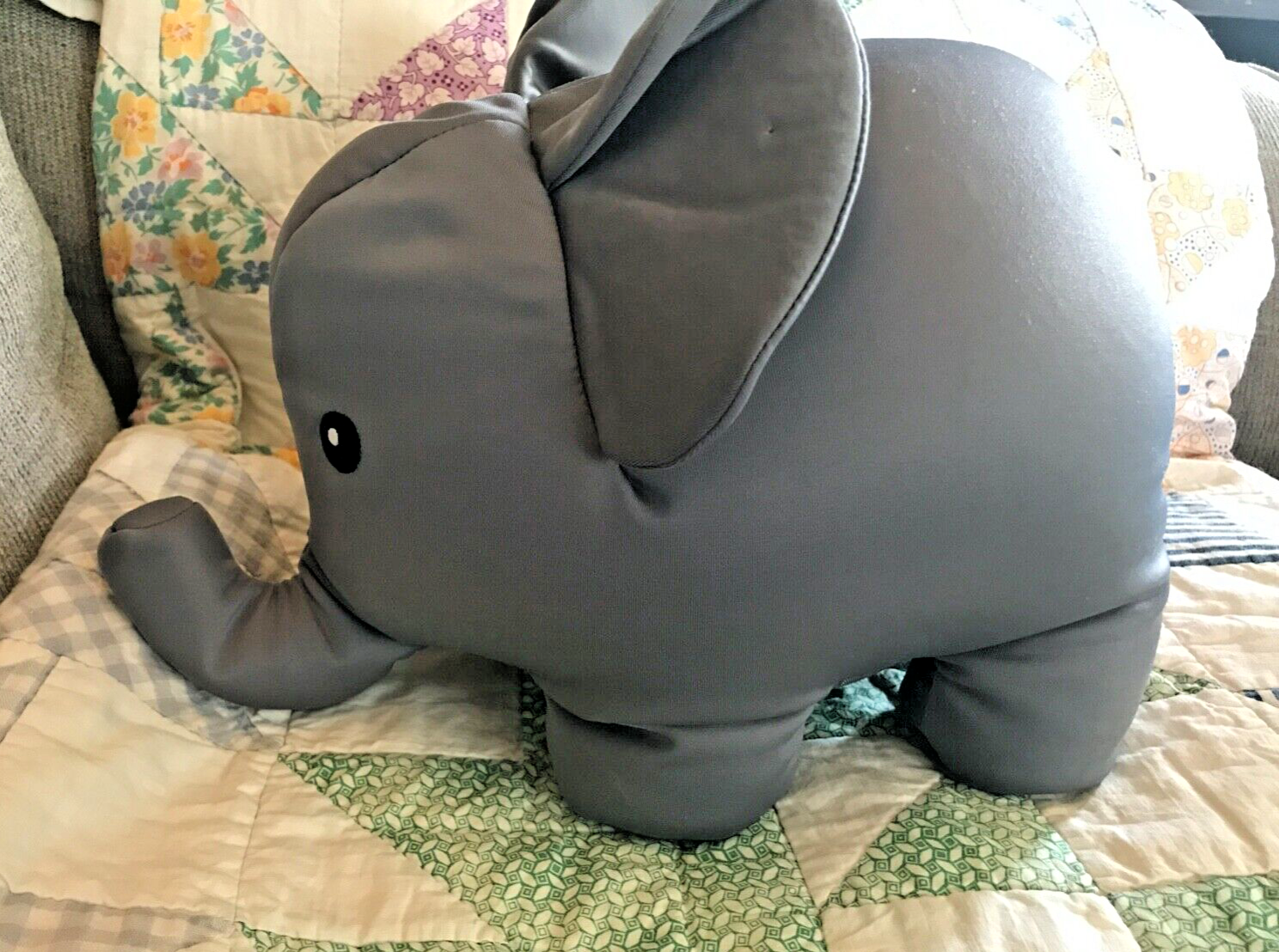 kikkerland zip & flip travel pillow