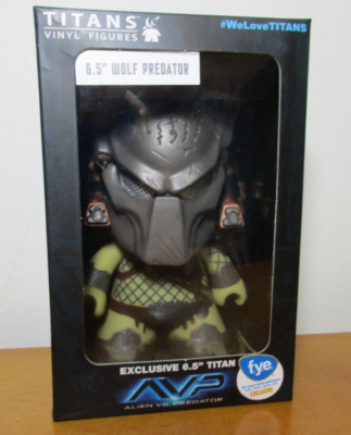 NEW ~ 6.5'' Wolf Predator. Alien vs Predator. Titan Vinyl Figure. FYE Exclusive
