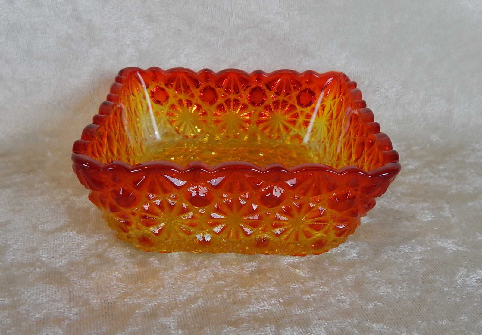AMBERINA HOBBS BROCKUNIER DAISY & BUTTON SQUARE SAUCE DISH