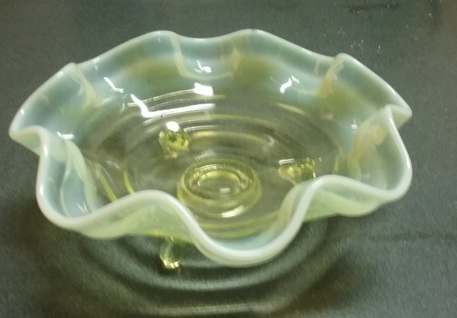 rVINTAGE GREEN VASELINE GLASS FOOTED DISH BOWL