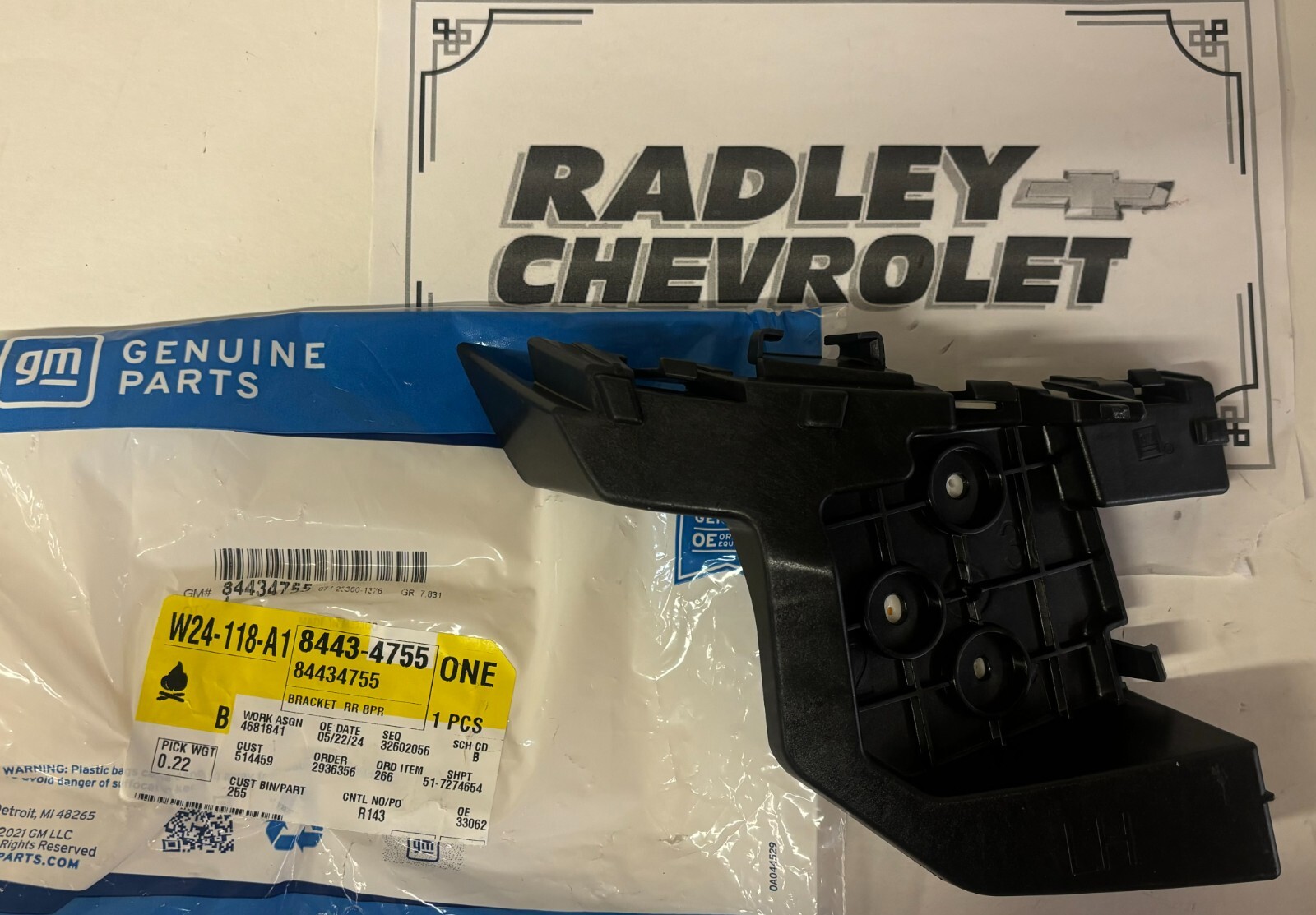 NEW GM OEM LEFT- LAMP BRACKET- GENERAL MOTORS GMC 84434755