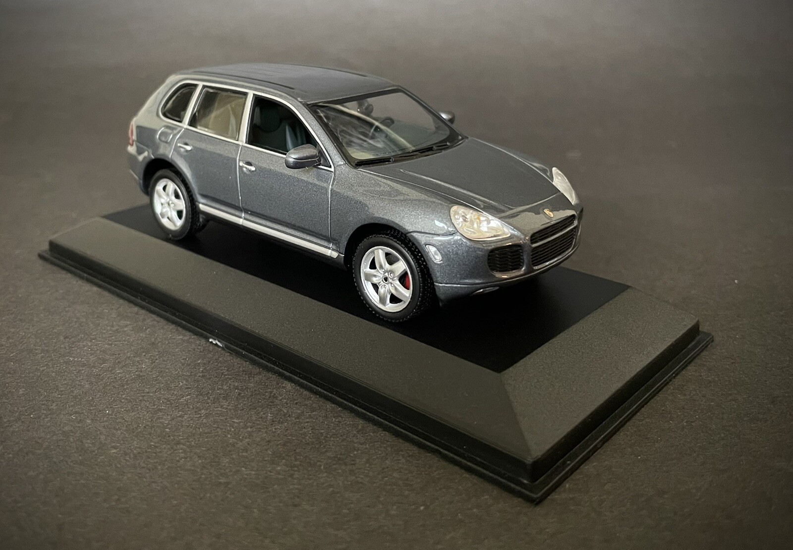 ミニカー 1/43 Porsche Cayenne turbo S e-hybrid Porsche Cayenne Turbo S E3 PHEV white diecast model car