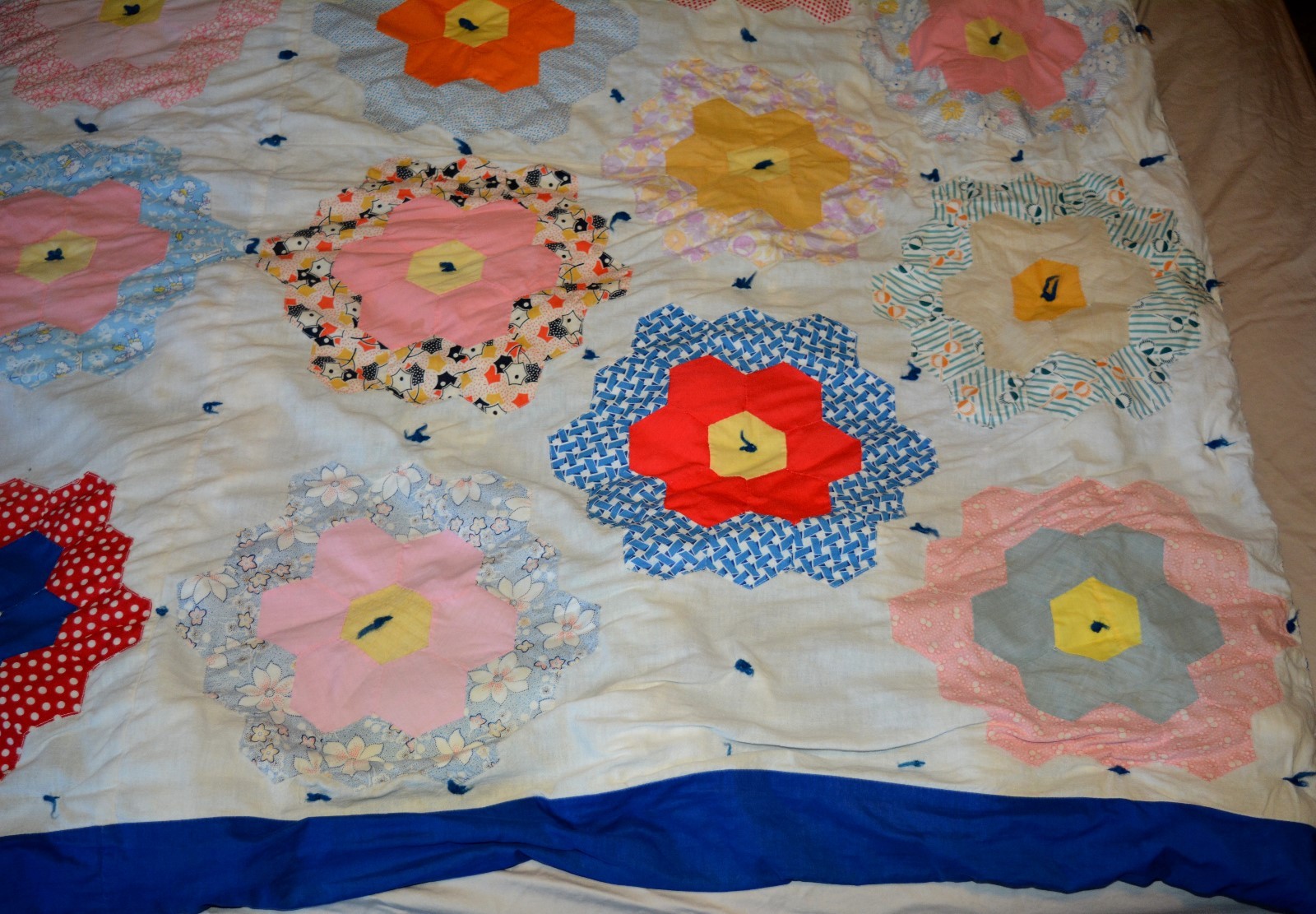 VTG Hand-sewn Quilt GRANDMOTHER'S FLOWER GARDEN Pattern EUC