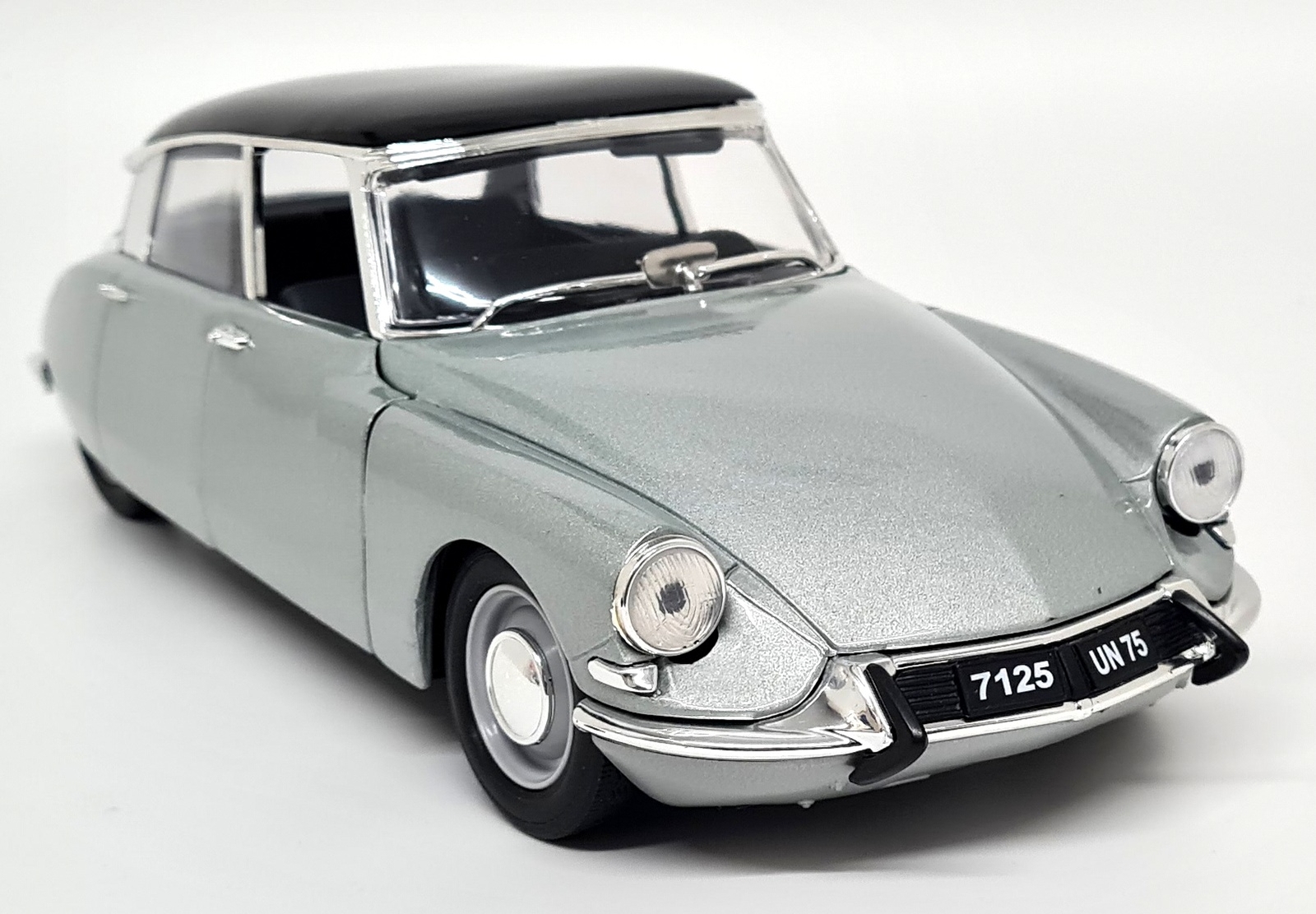 Solido 1/18 Citroen DS 19 Berline 1963 Silver / Black Scale
