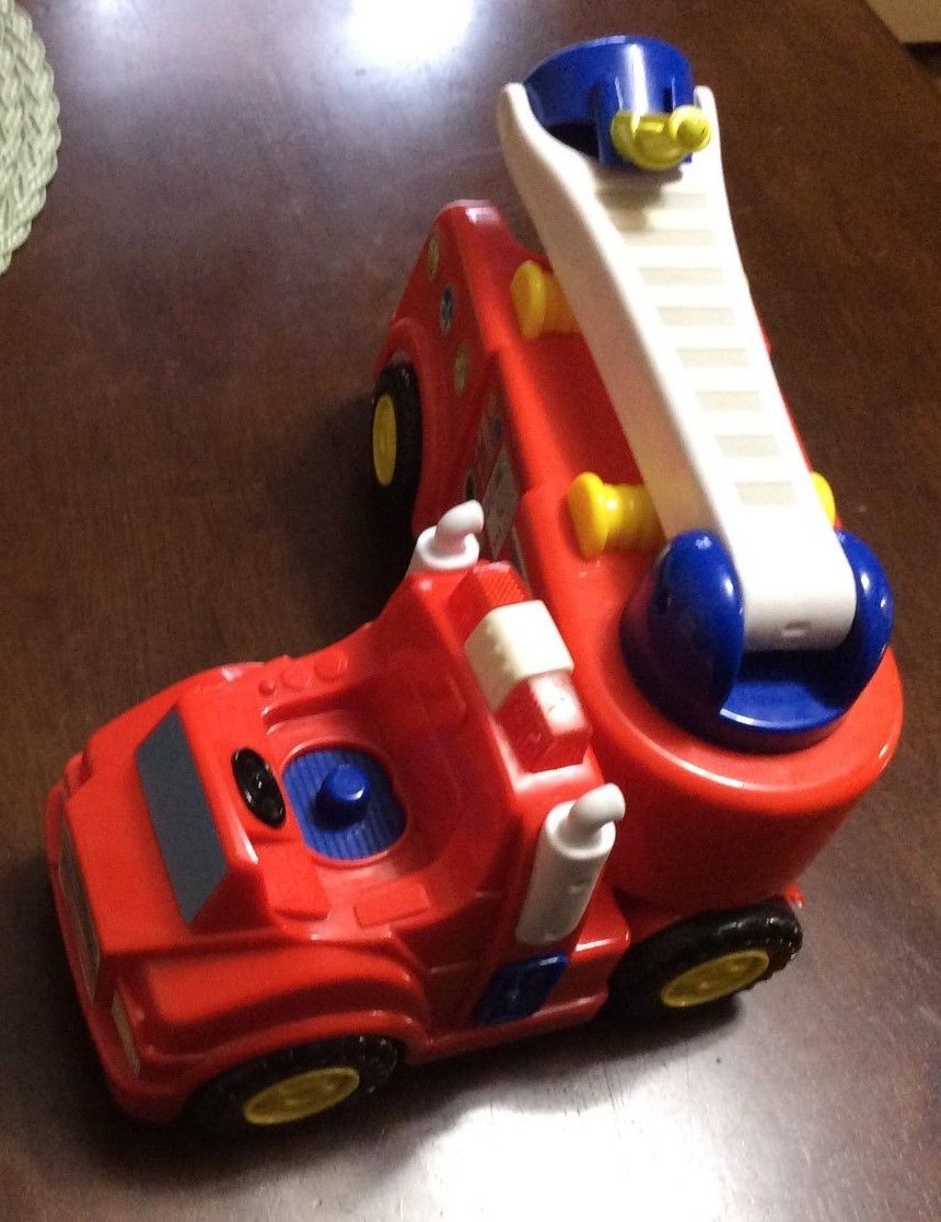 Toys' R' Us Maidenhead Ladder Fire Truck Working LIghts & Siren  EUC