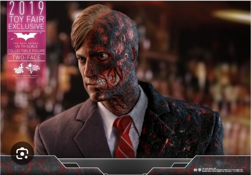Hot Toys MMS546 The Dark Knight Two Face Harvey Dent 1/6 12