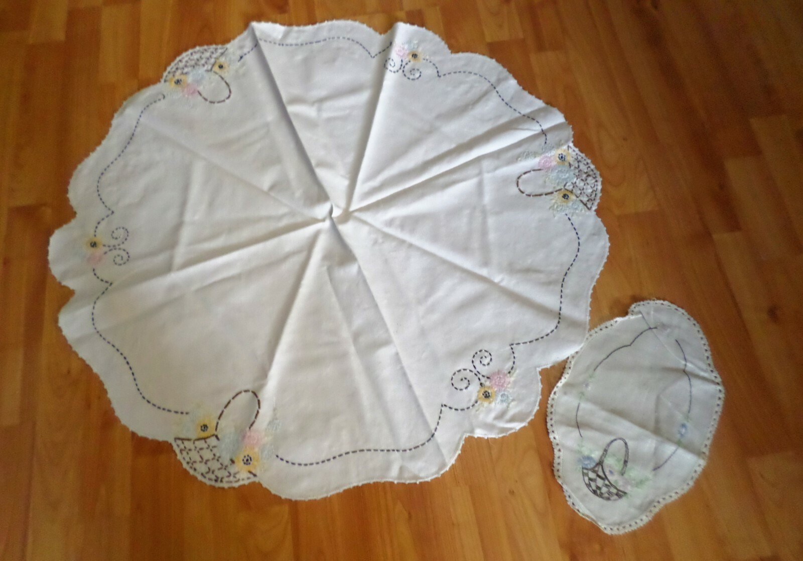 Lot Vintage Embroidered Linens Flower Basket Design Tablecloth Doily Sets 9