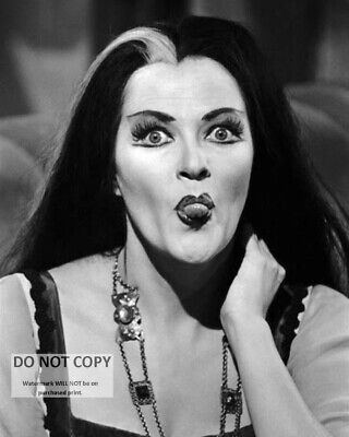  YVONNE DE CARLO AS ''LILY'' IN ''THE MUNSTERS'' - 8X10 PUBLICITY PHOTO (BT818)
