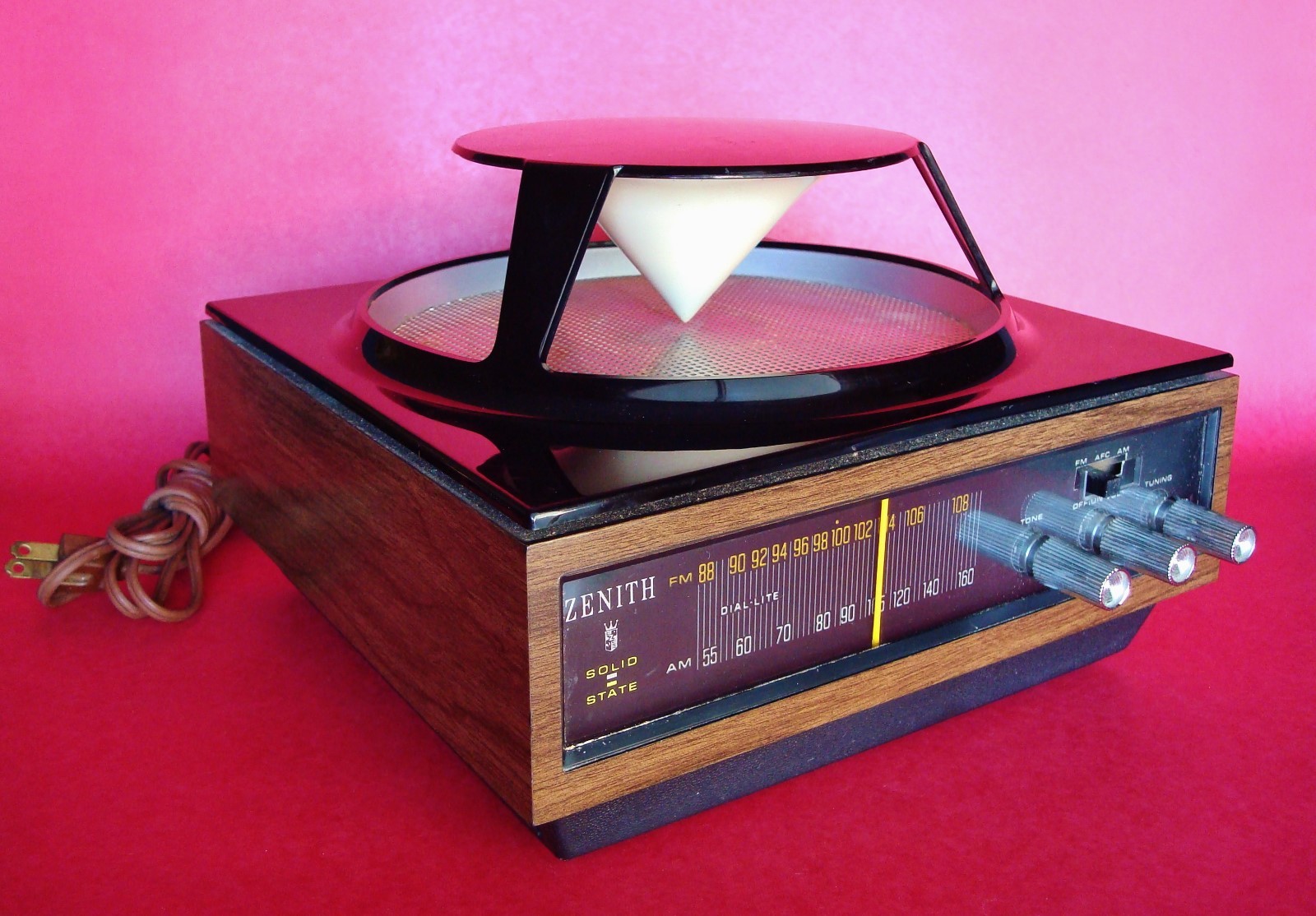 WORKING Old Zenith Solid State LOW TECH ATTEMPT at SURROUND SOUND AM/FM Radio