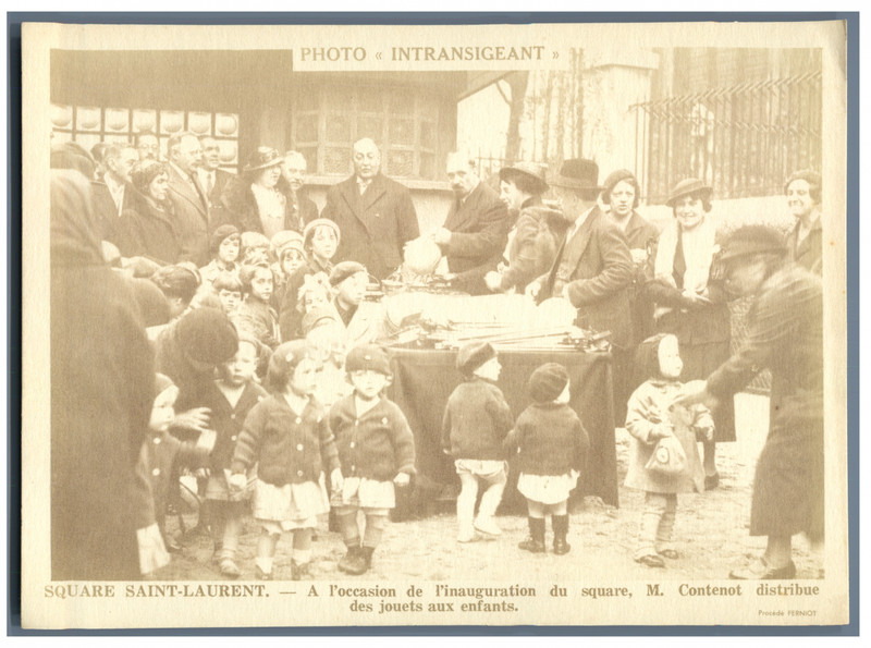 France, Square Saint-Laurent, M. Contenot Distribue Des Jouets Aux Enfants  Vint