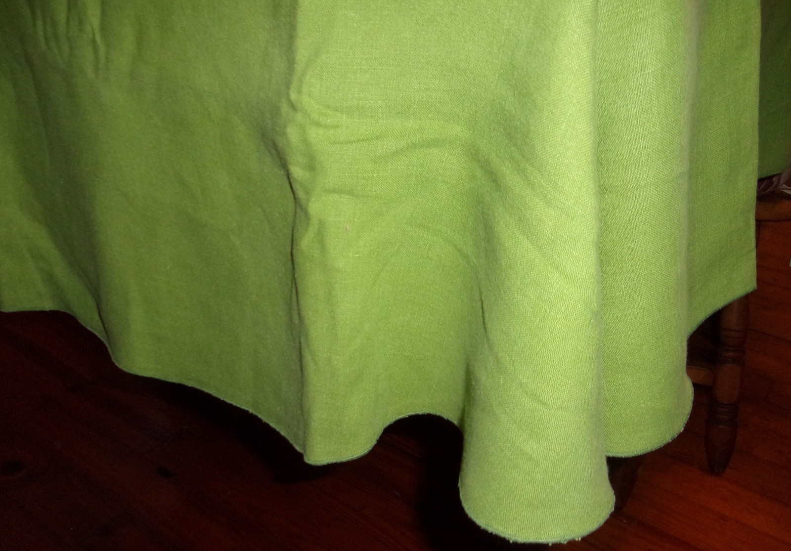 VINTAGE GREEN OVAL TABLECLOTH 85