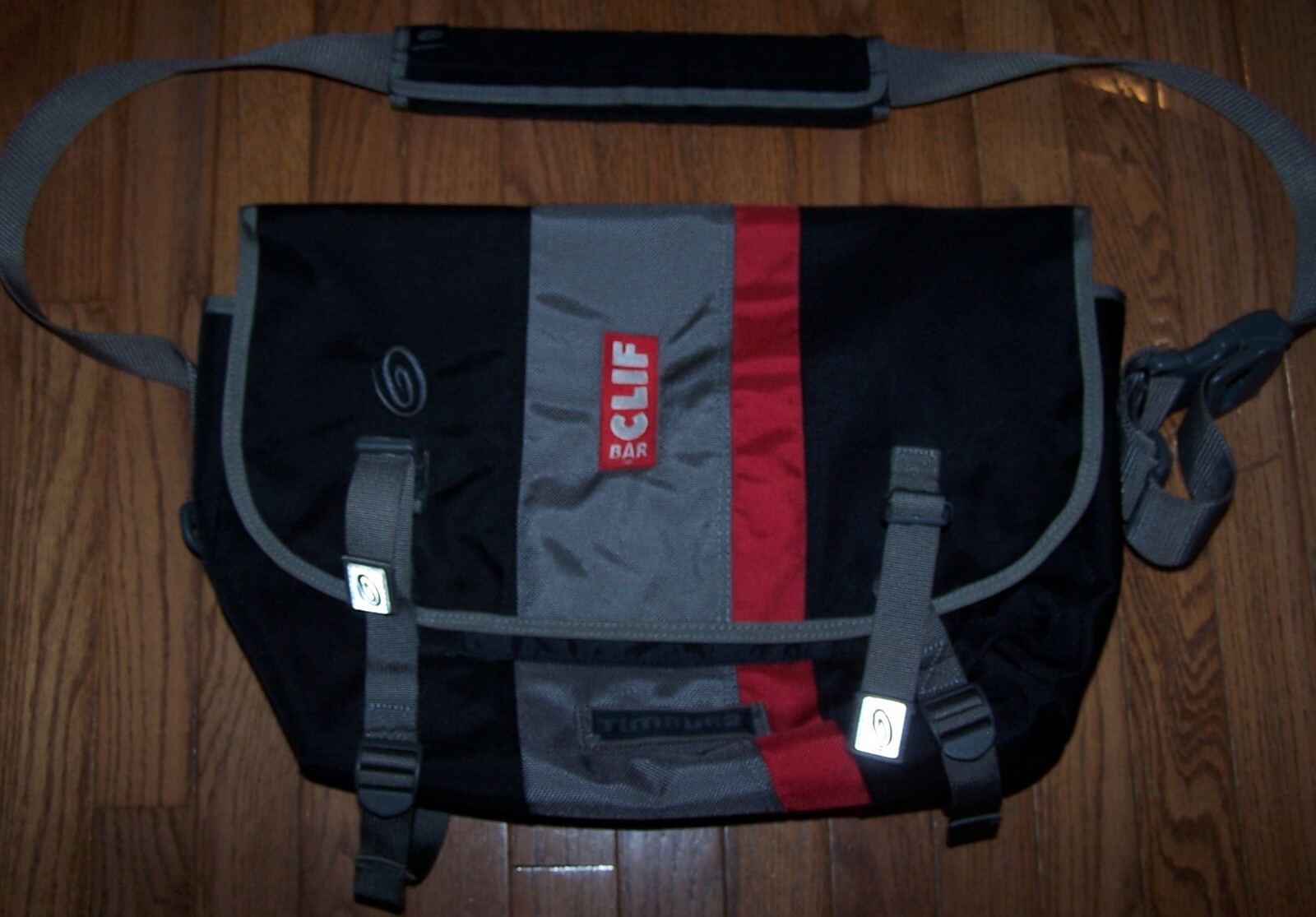 Timbuk2 CLIF BAR Medium Classic Messenger Bag BLACK/RED/GREY Timbuk2 CLIF BAR Medium Classic Messenger Bag BLACK/RED/GREY