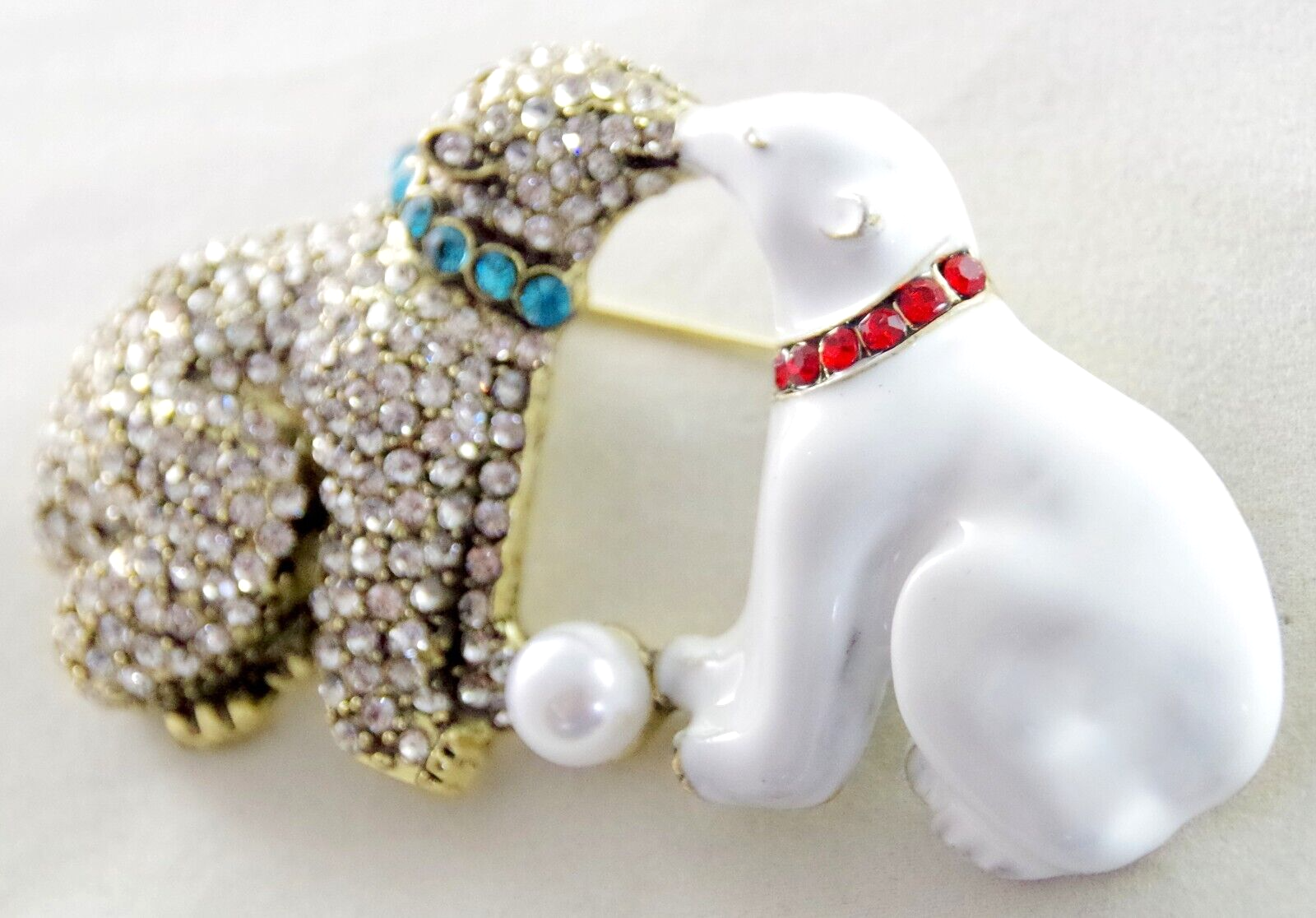 3 1/8" UNSIGNED HEIDI DAUS STYLE POLAR BEAR KISS CRYSTAL RHINESTONE PEARL BROOCH